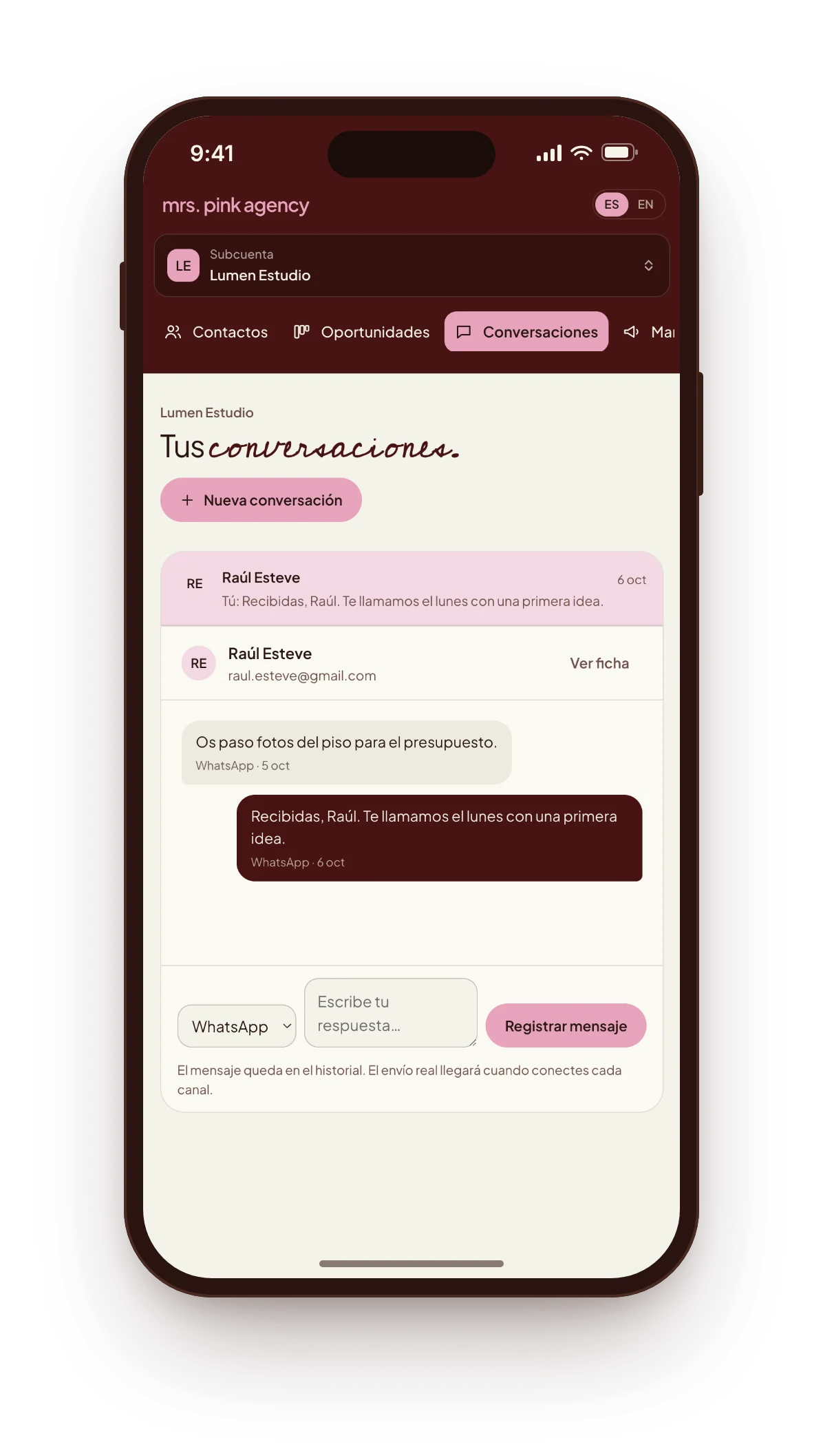 Conversación con un cliente en el móvil